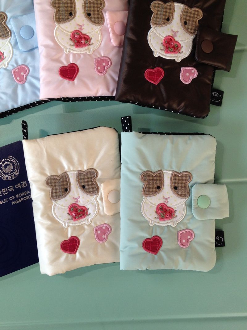 <The Heart-Stealing Guinea>Passport Case