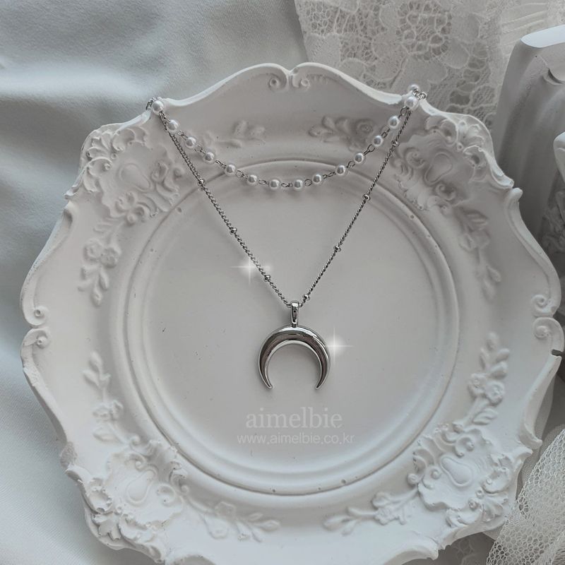 [Anti-tarnish/IDLE Shuhua Necklace] Upside Down Crescent Moon Pearl Layered Necklace - Silver