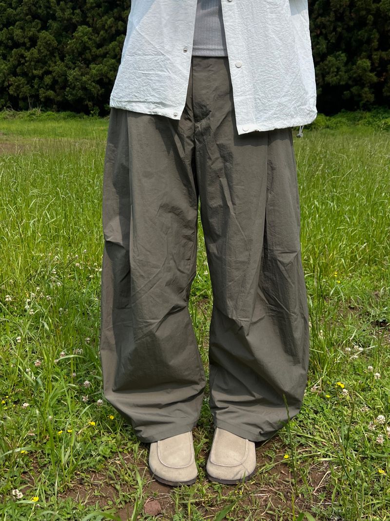 ESOO（イス）の「Bloom Nylon Curved Pants - M / L (4 Colors)（Pants）」
