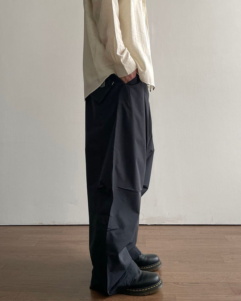 Light Pintuck Curved Pants