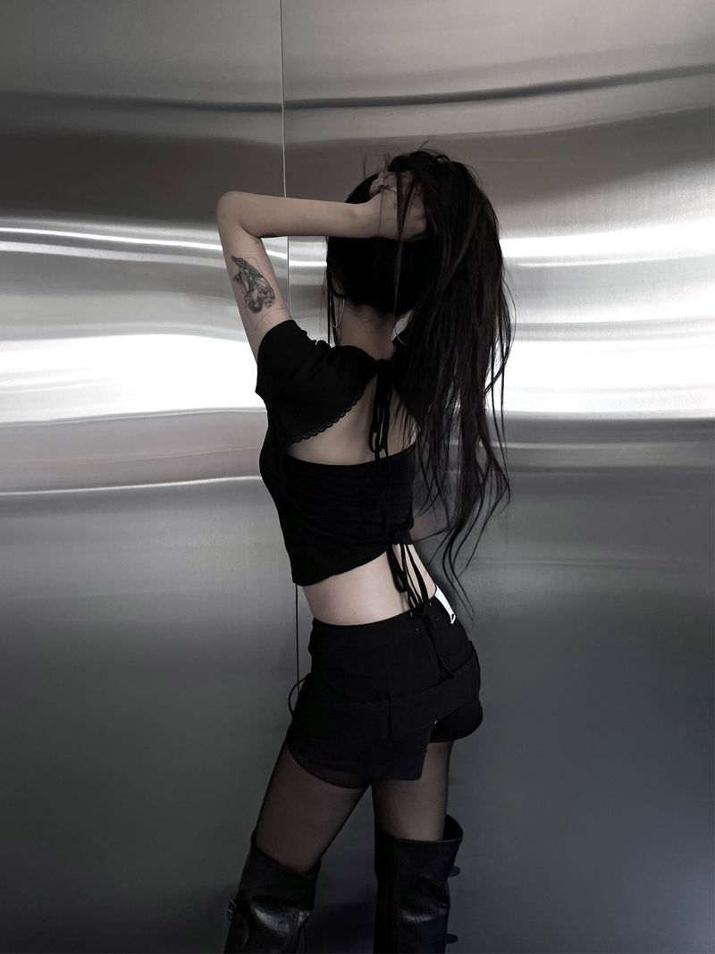 URBAN UNIQUE(アーバンユニーク)の「lace back slit ribbon top (2color)(Tops)」