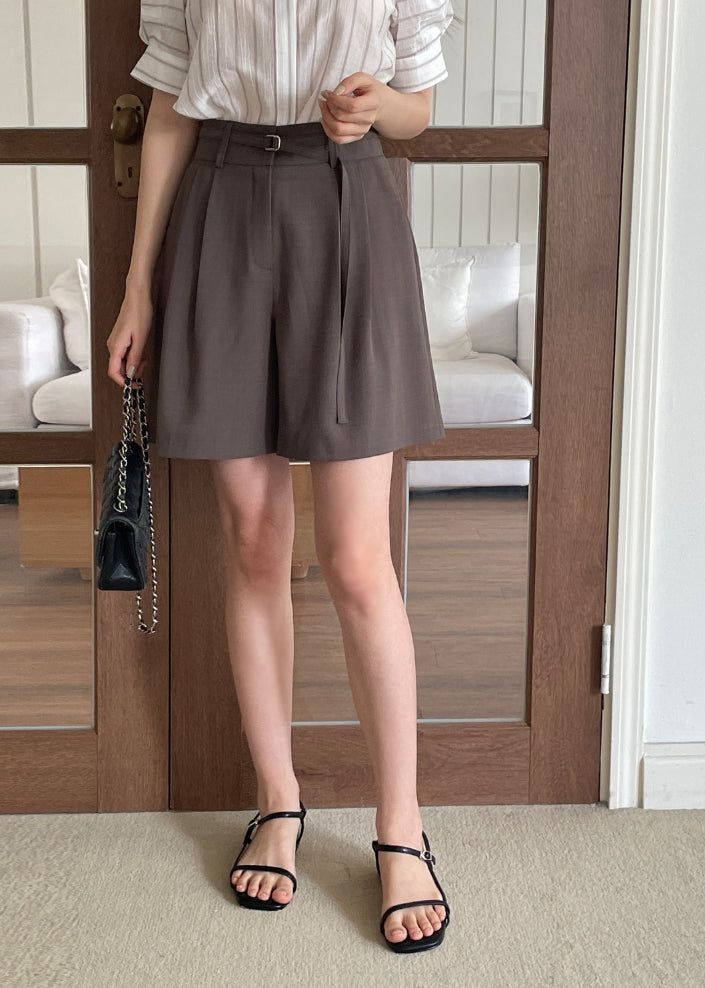 iam mari（アイアム マリ）の「Dinet High-Waist Pintuck Shorts Slacks (Belt Set)（Pants）」