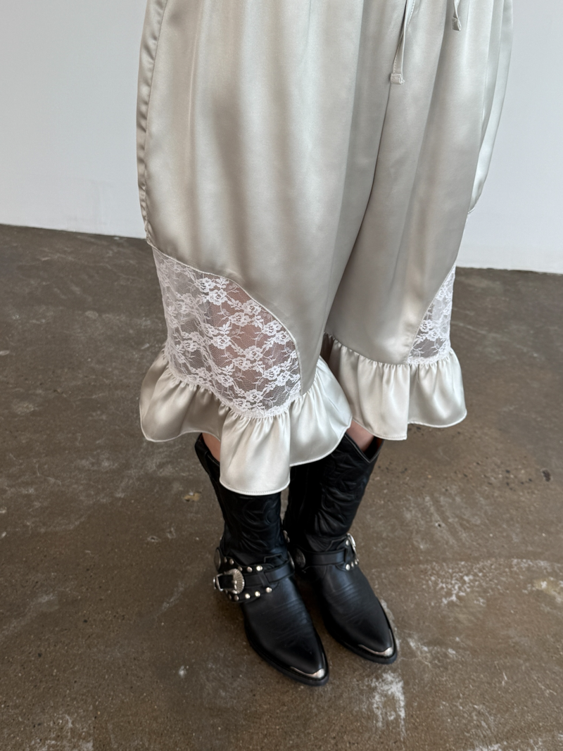 silky frill bermuda pants