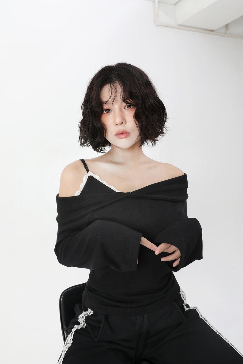 Lace Offshoulder Slim T-shirt