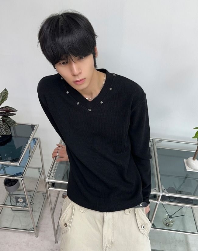Cross Rivet V-neck Knit
