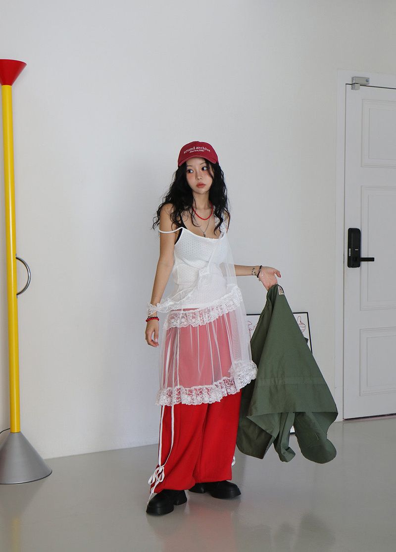 a ribbon-punching sleeveless shirt