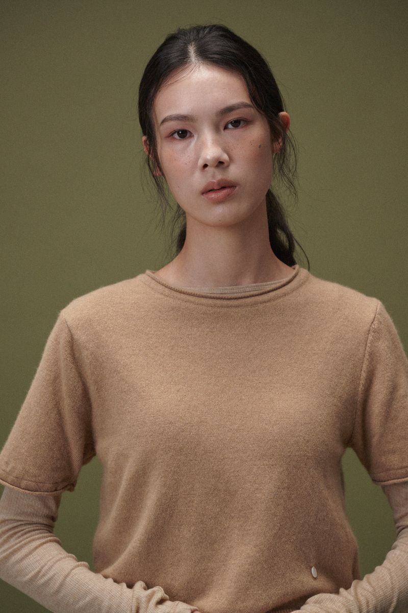 PLAT DU JOUR（プラドゥジュール）の「Camel round half knit (Camel)（Tops）」