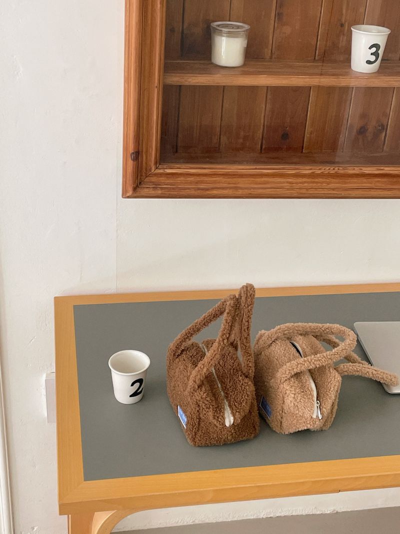 Handy pouch (furry peanut)