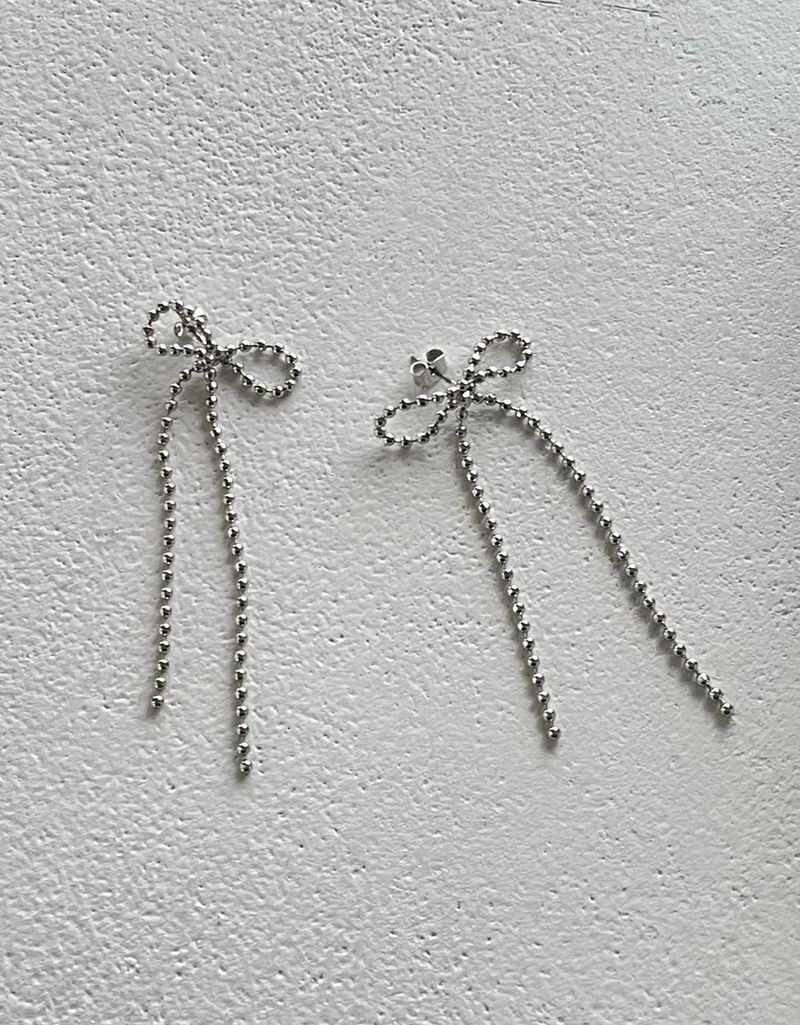 holi long ribbon earring - silver
