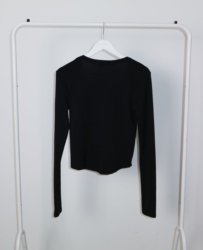 open stud U-neck round long-sleeved T-shirt