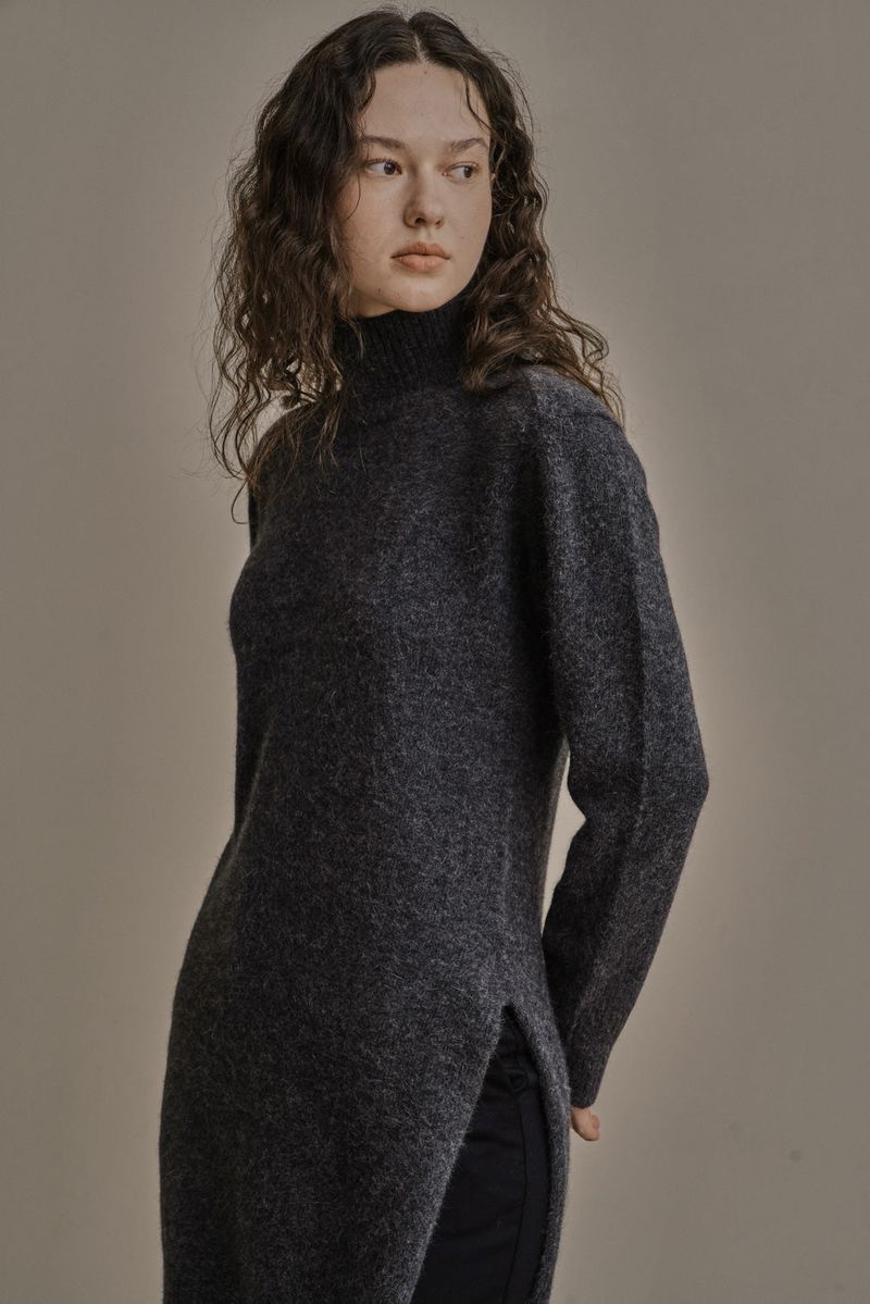 SIDE SLIT TURTLENECK_CHARCOAL