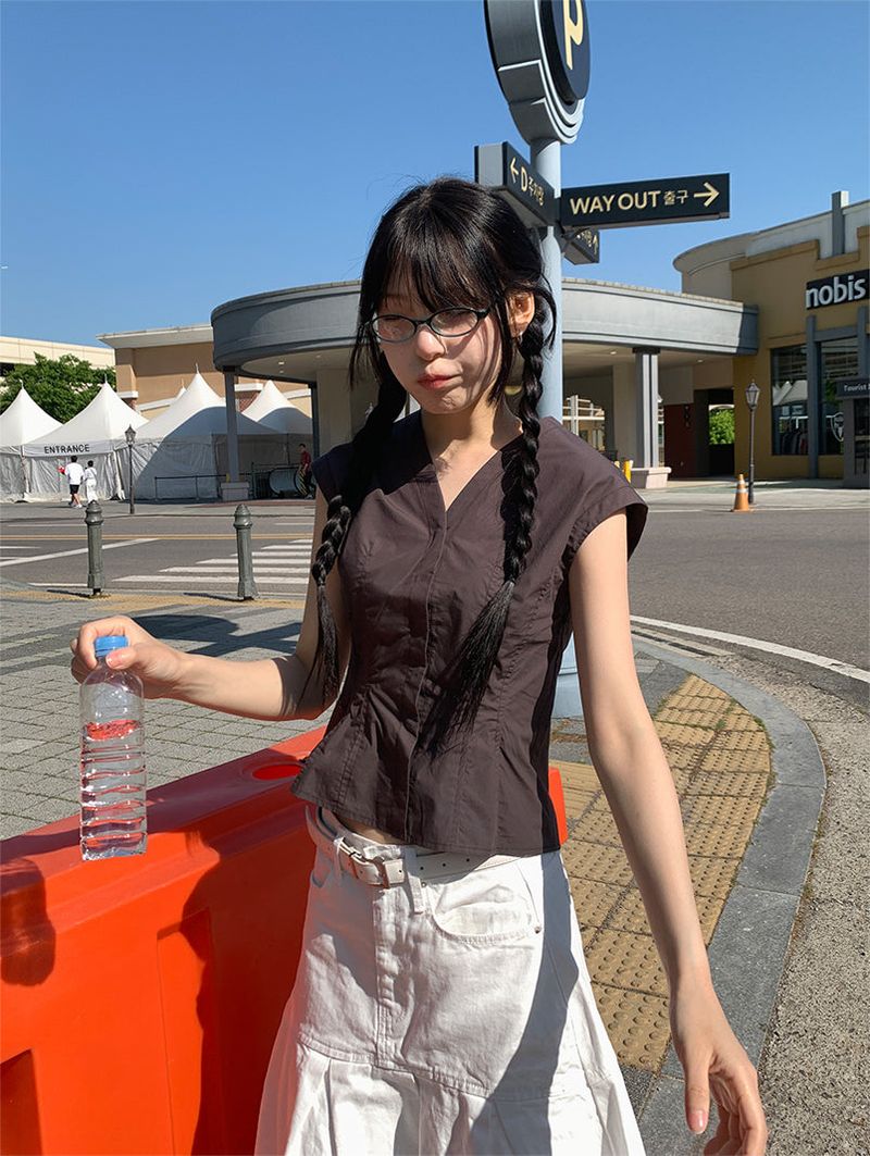 SNAP BUTTON SLEEVELESS BLOUSE