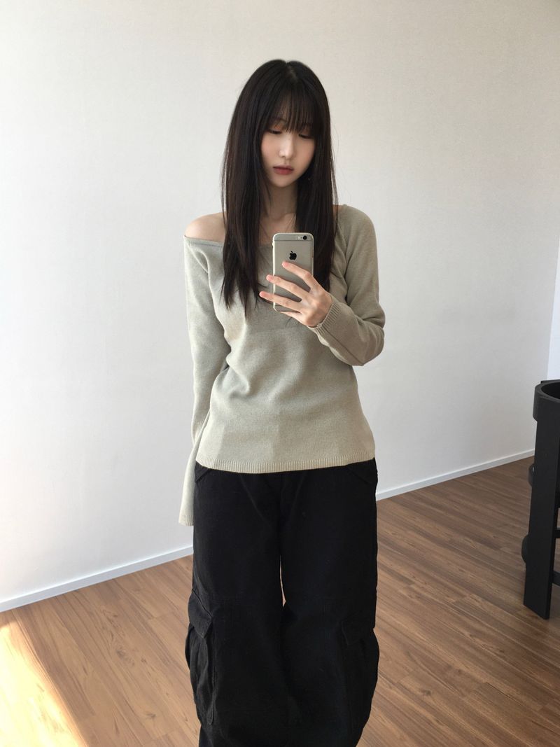 Kitten（キッテン）の「Karen off-shoulder knitwear (3 colors)（Tops）」