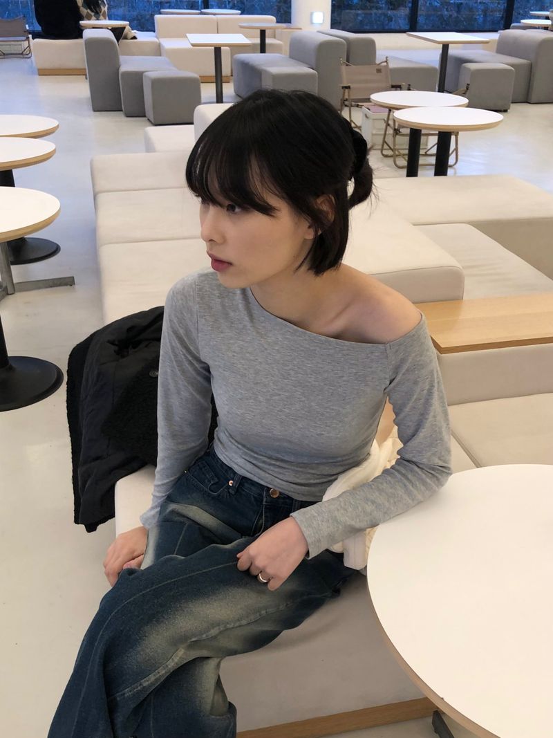 Funny diagonal slim off-shoulder T