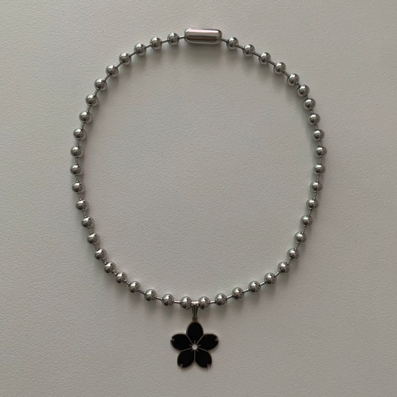 black flower nacklace