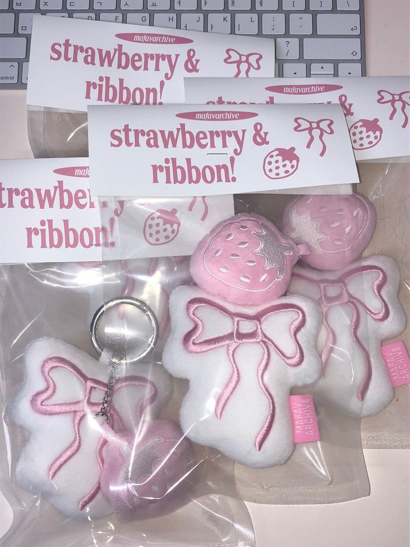 strawberibbon key chain