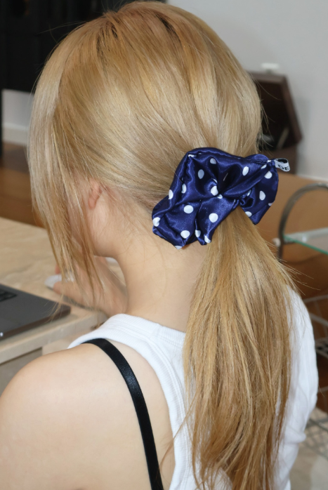 DEPC(デプク)の「SATIN DOT SCRUNCHIE - NAVY(Hair Accessories)」