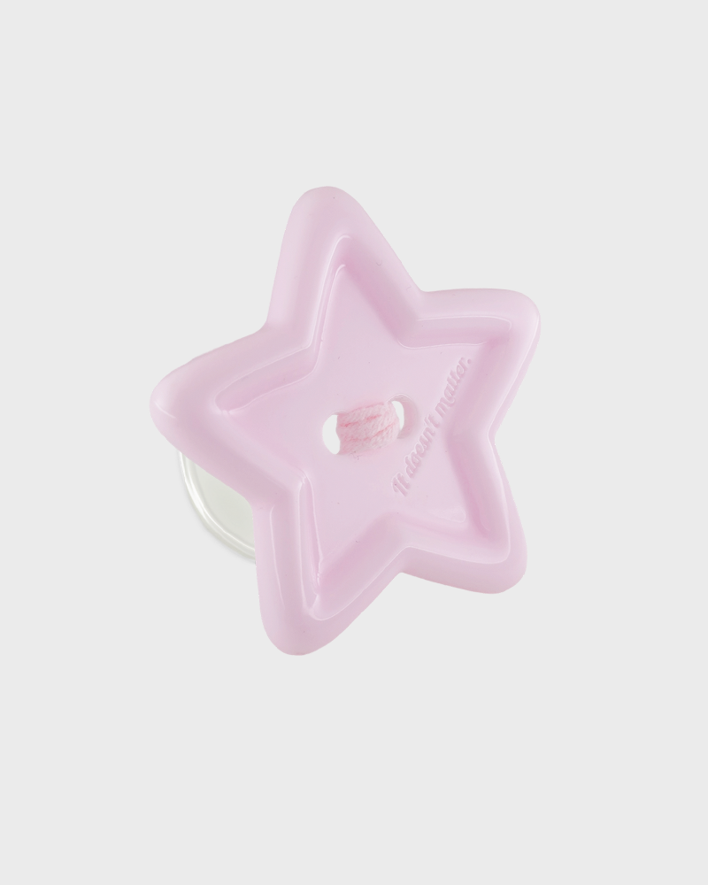 it doesn't matter.（イットダズントマッター）の「 Strawberry milk candy button tok, Basic（Smartphone Accessories）」