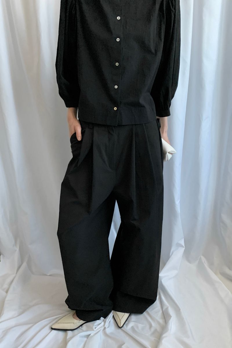 MDNC（エムディーエヌシー）の「エアリータックパンツ [ブラック]（パンツ）」