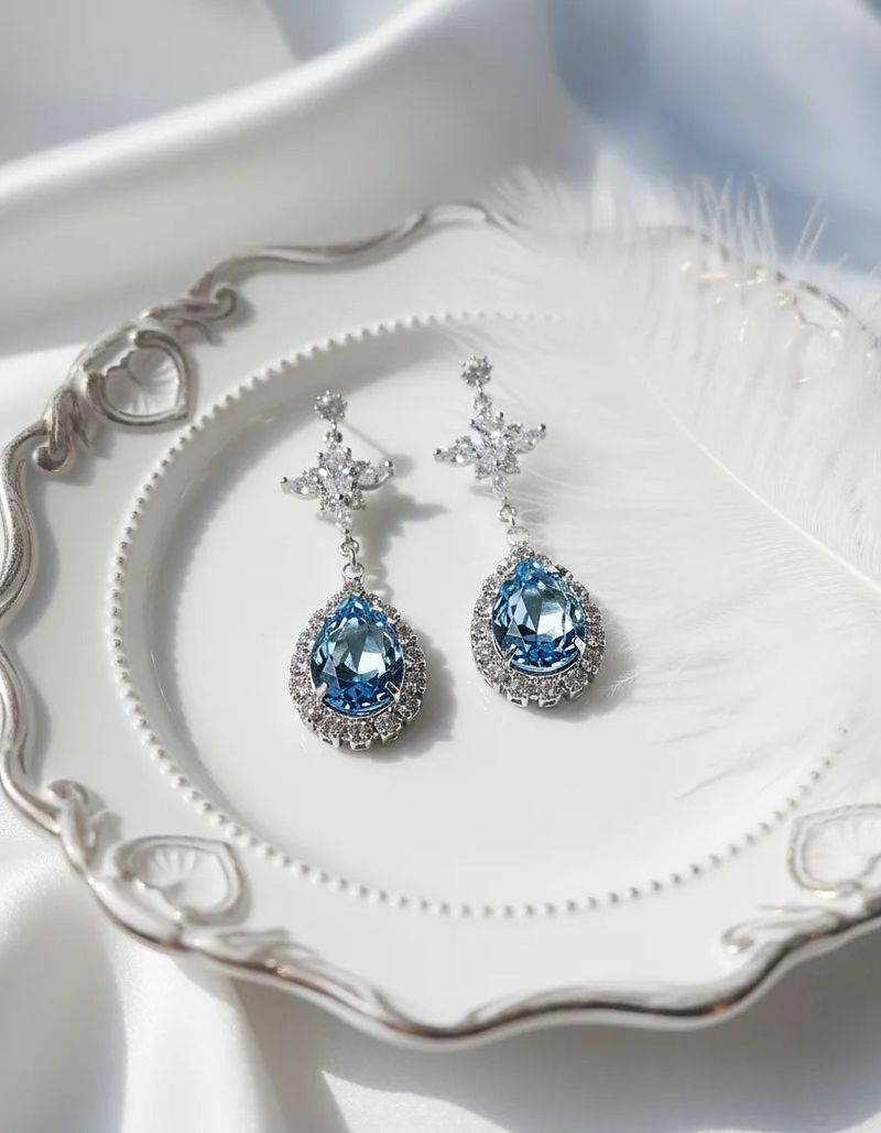 Romantic Queen Earring - Light Sapphire