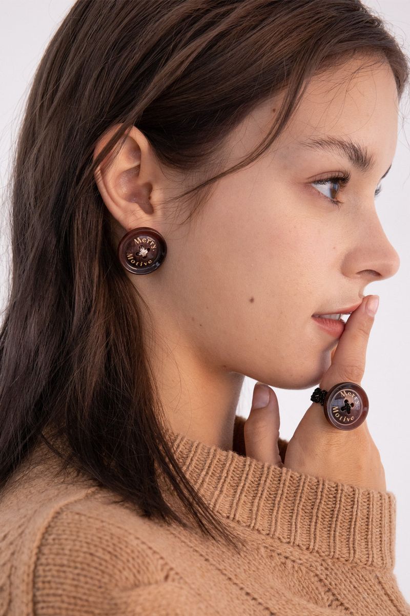 Merry,Motive signature button earring (Wine)