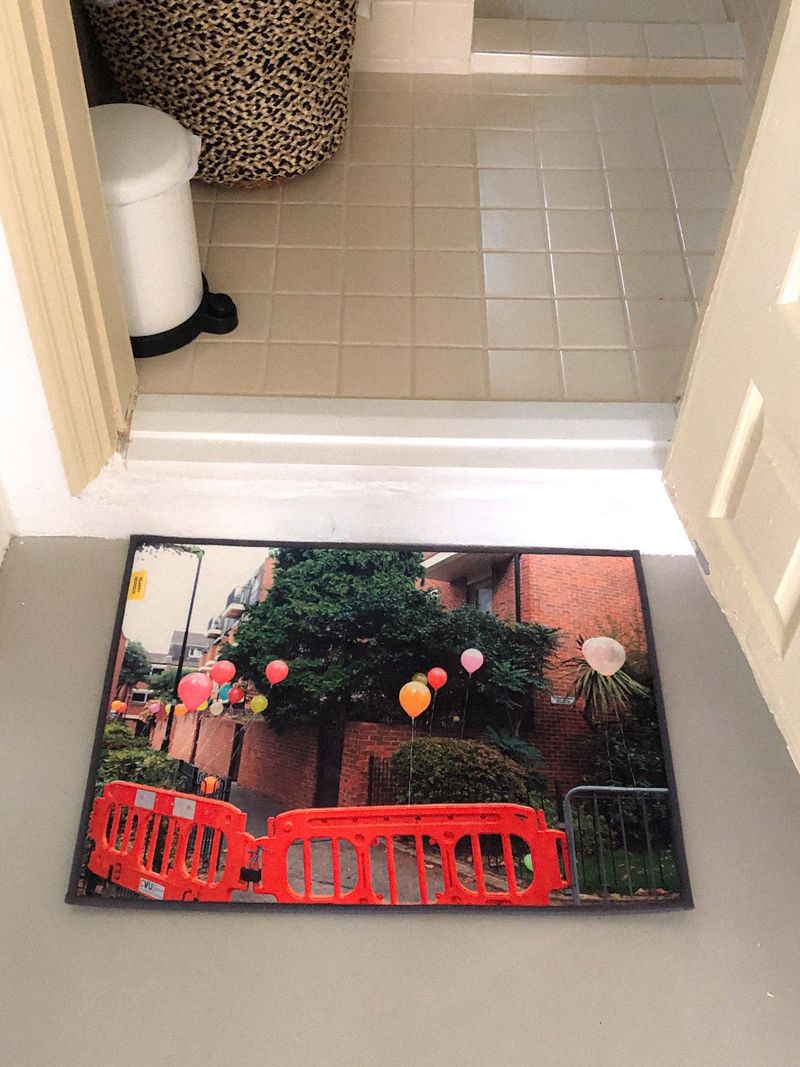  Balloon foot mat