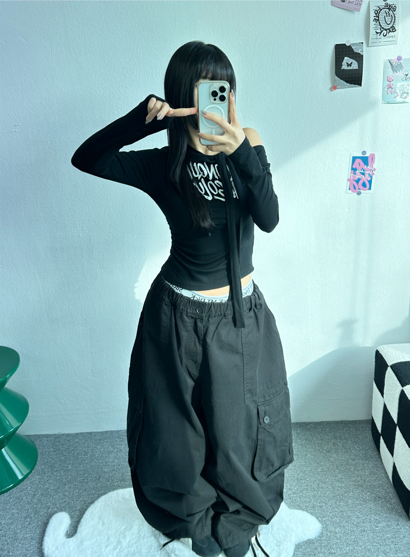 CCORTTI（コルッティ）の「SCARF POINT SHIRRING SEMI-CROP LETTERING LONG SLEEVE T🖤💙🤍🤎 - 4 COLORS（Tops）」