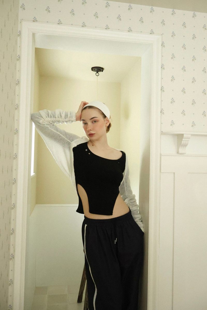 Eyelet side-cut tee (black)