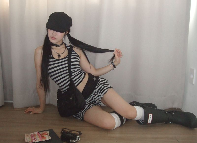 Star cloud sling bag _ Black
