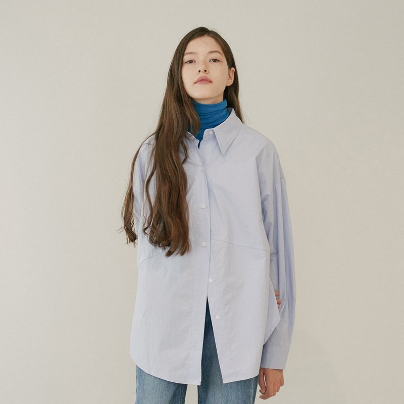 TMO BY 13MONTH(ティーエムオーバイサーティーンマンス)の「OVERSIZED LOGO SHIRT (SKY BLUE)(Tops)」