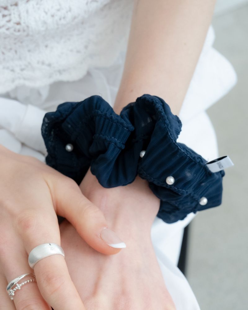 PEARL BLOOM SCRUNCHIE_NAVY