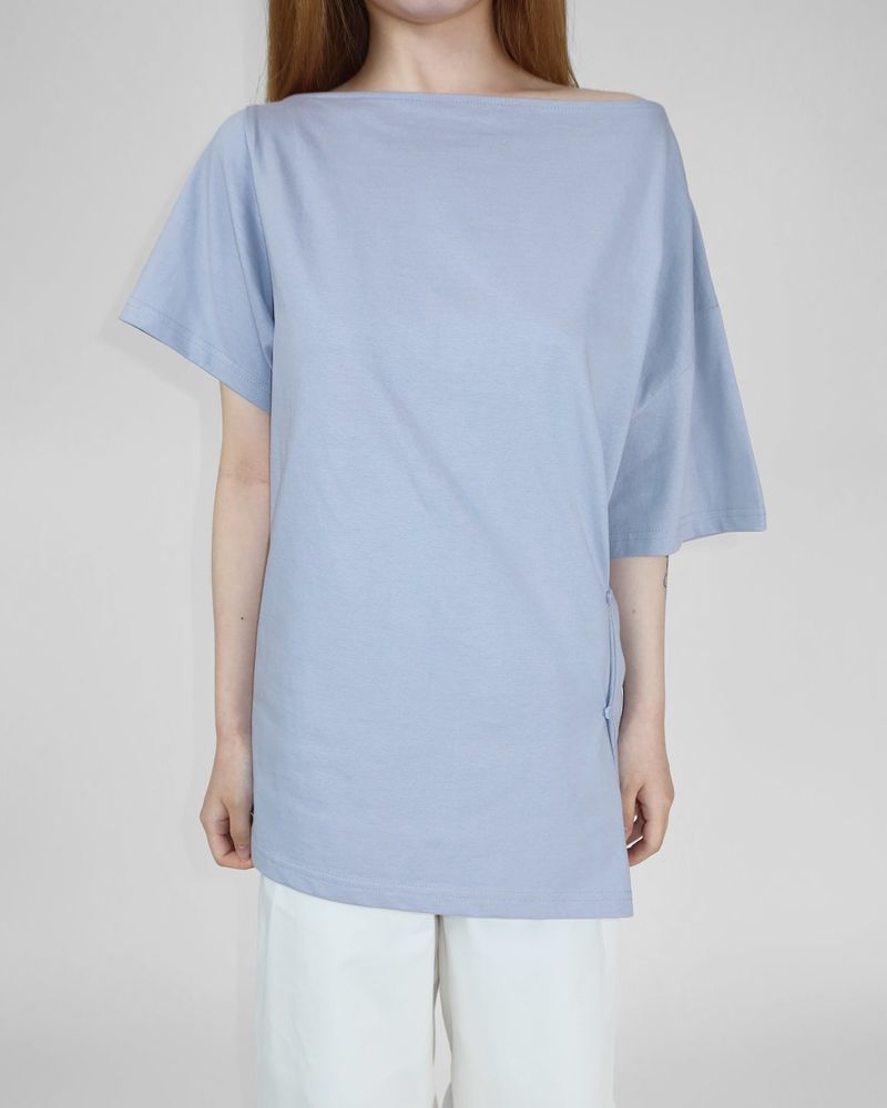 SLOW BUTTON OFF-SHOULDER T-SHIRT