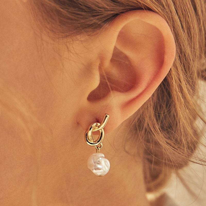 Hei（ヘイ）の「knot pearl post earring（Accessories）」