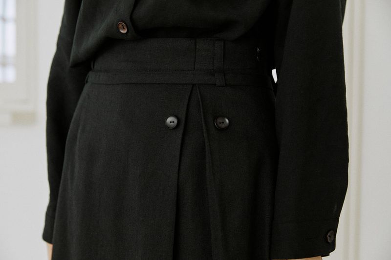 button skirt black