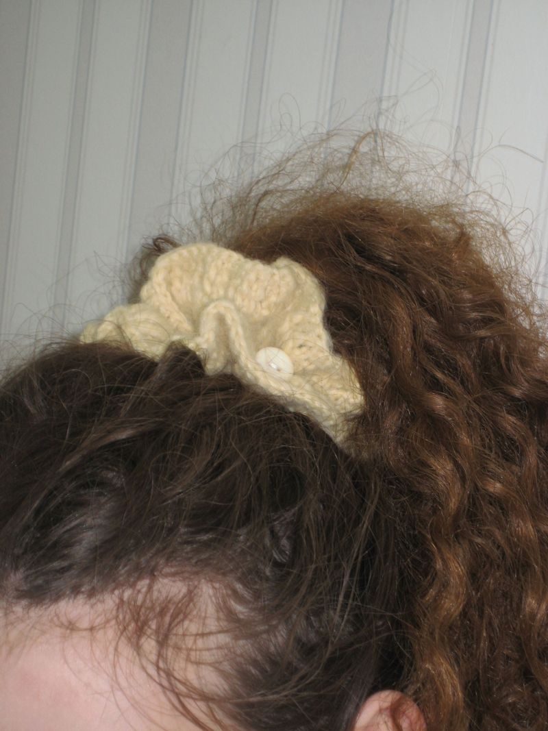 Crochet button scrunchie (Butter)
