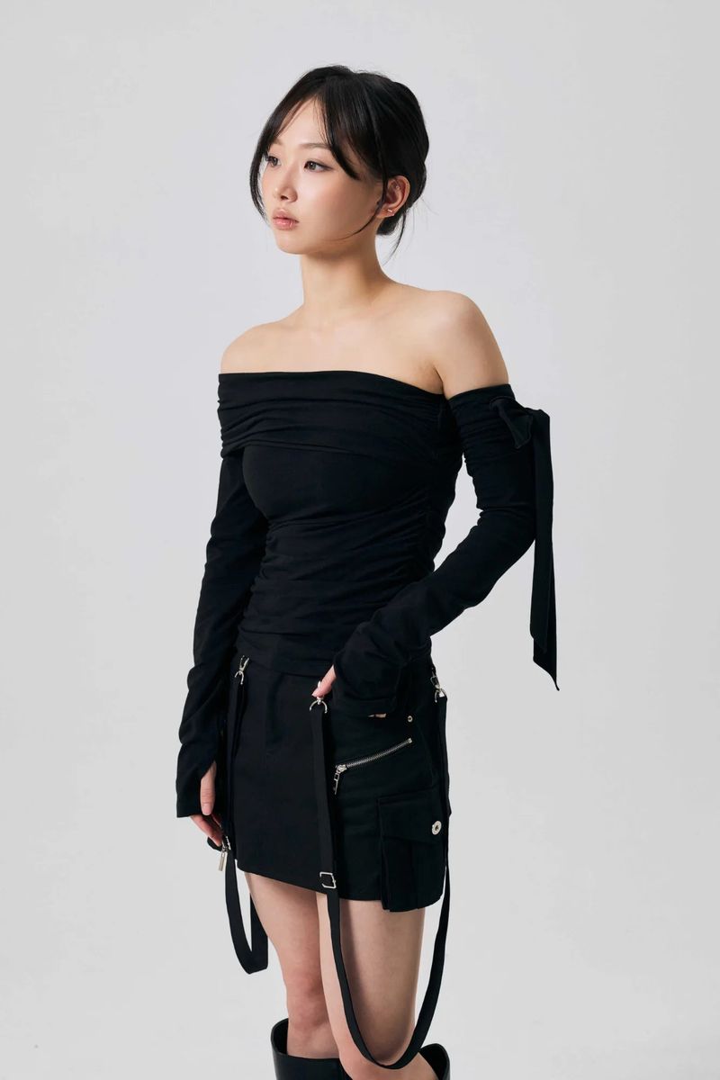 RIEN ONE-SHOULDER SHIRRING TOP / BLACK