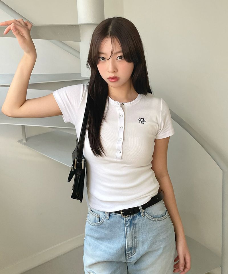 muahmuah（ムアムア）の「ハーフオープンロゴハーフTシャツ [3color]（トップス）」