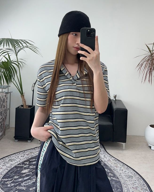 SATIIIZ（サティーズ）の「Roan Striped Henley Neck Short Sleeve Tee（Tops）」