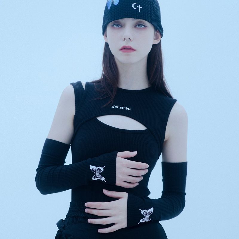 CLUT STUDIO(クラットスタジオ)の「0 5 cut out warmer top - BLACK(Tops)」