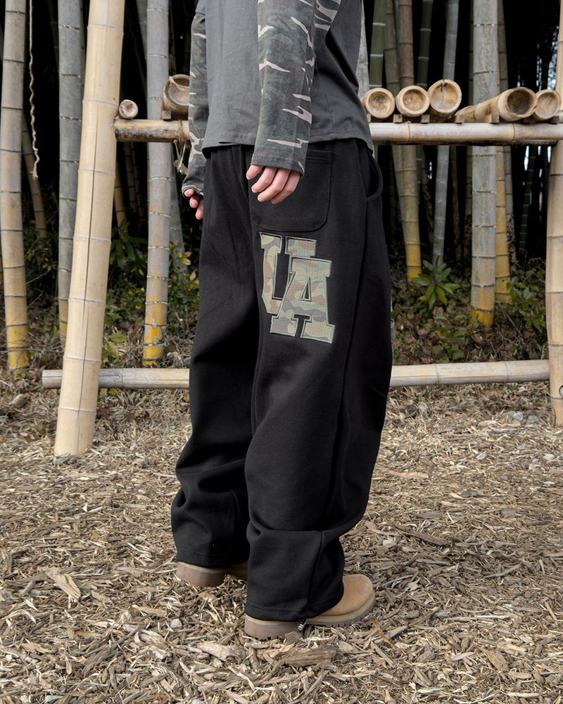 UA カモパッチワイドスウェットパンツ