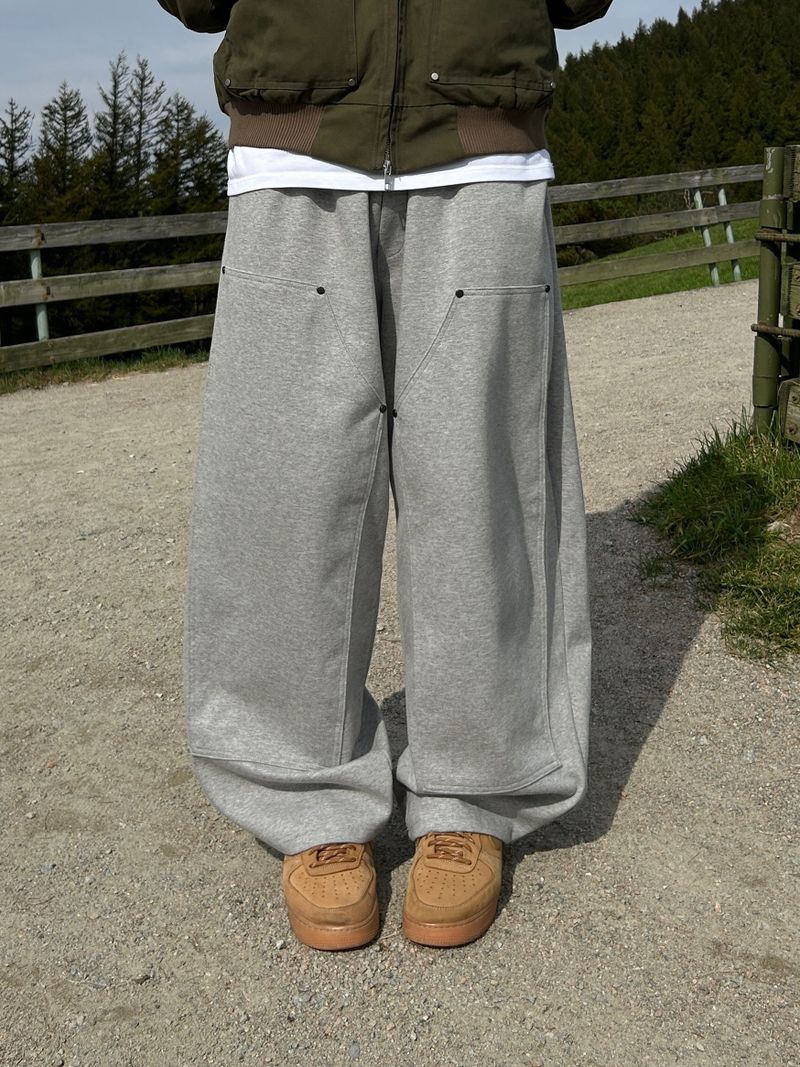 WET DOUBLE KNEE RIVET SWEAT PANTS