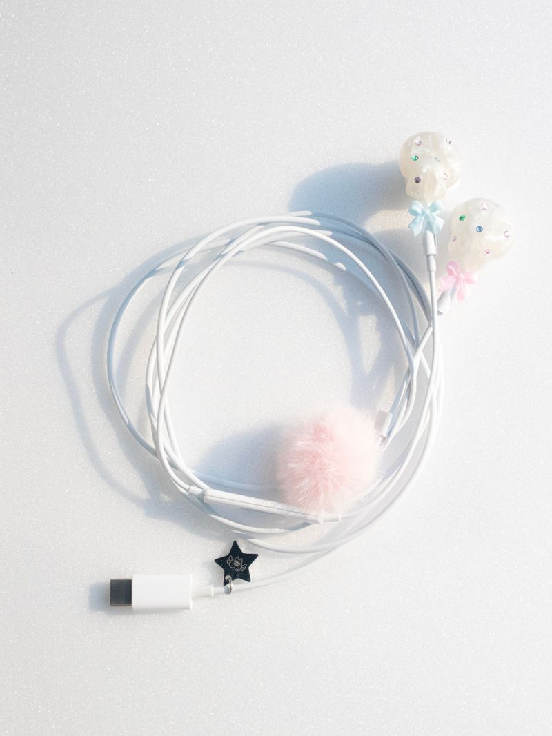 ODDiTEETH（オディティース）の「トゥースキャディーイヤホン *8pin（アクセサリー）」
