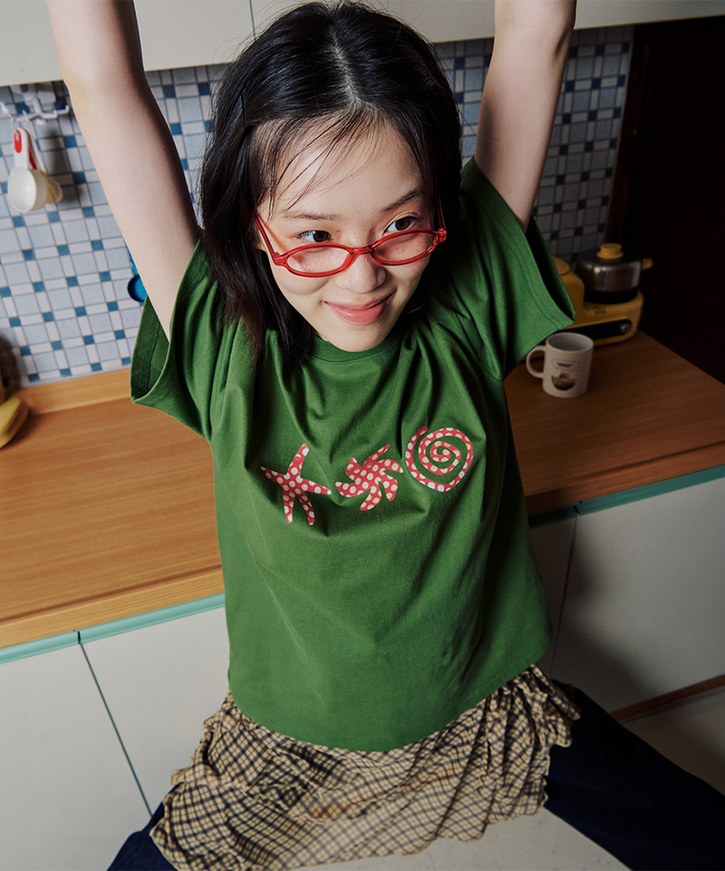ITZAVIBE（イッザバイブ）の「DOODLE T SHIRT - GREEN（Tops）」