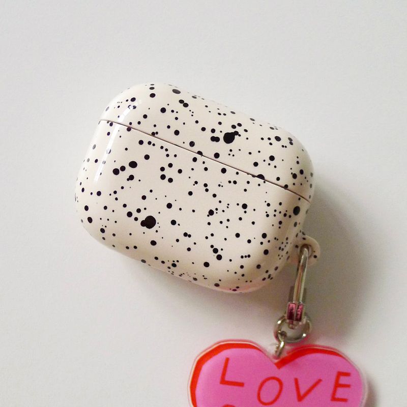 Love or not（ラブオアノット）の「[MADE]クッキークリーム-グロッシーエアポッズケース（スマホグッズ/小物）」