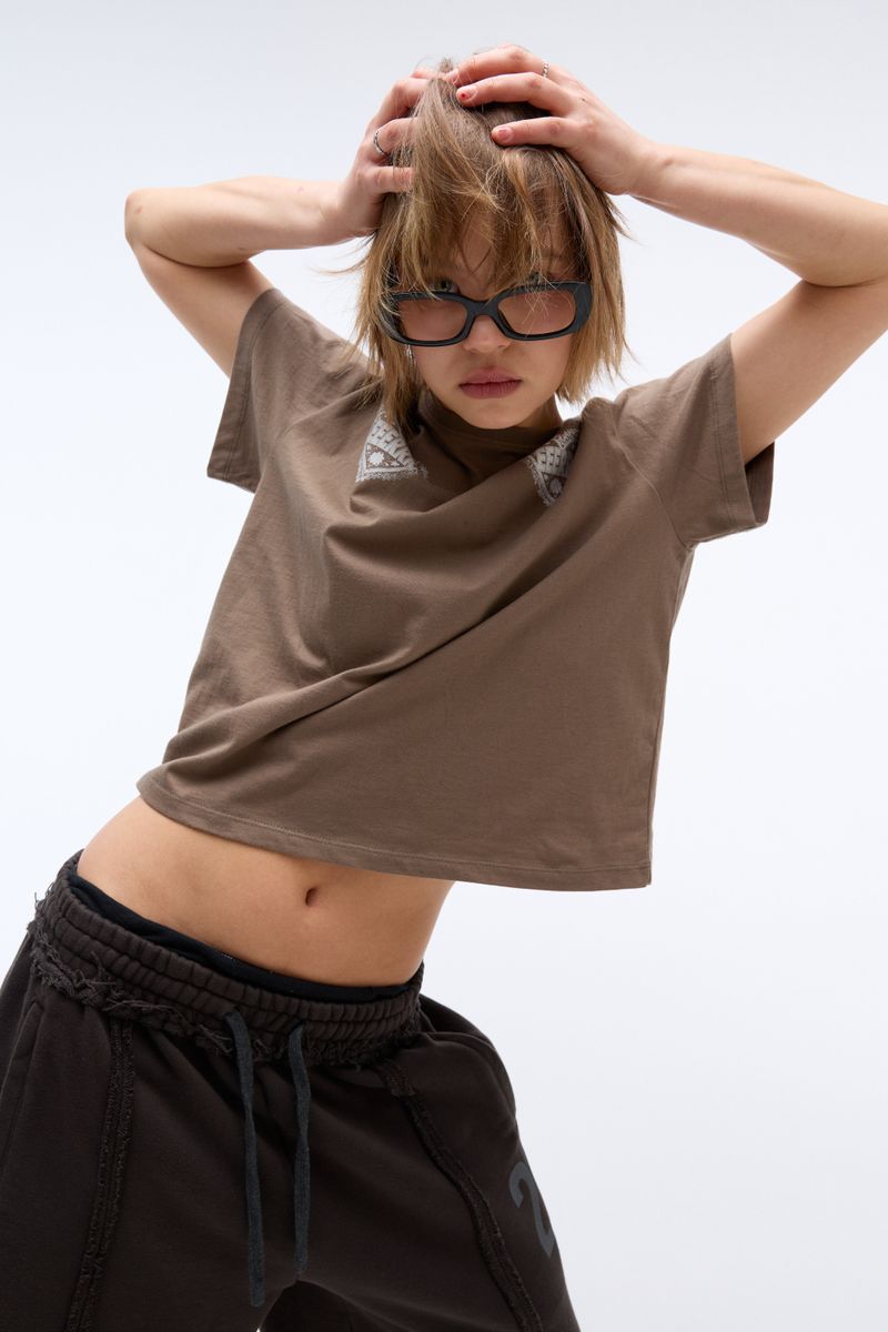 ER(EEERRR)（イーアール）の「EEERRR ハートレースアートワークセミクロップTシャツ (モカ)（トップス）」