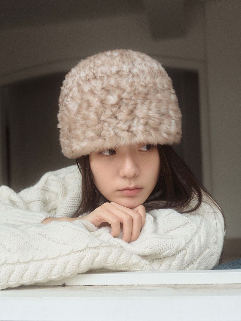 Mushroom Fakefur Beanie - Beige