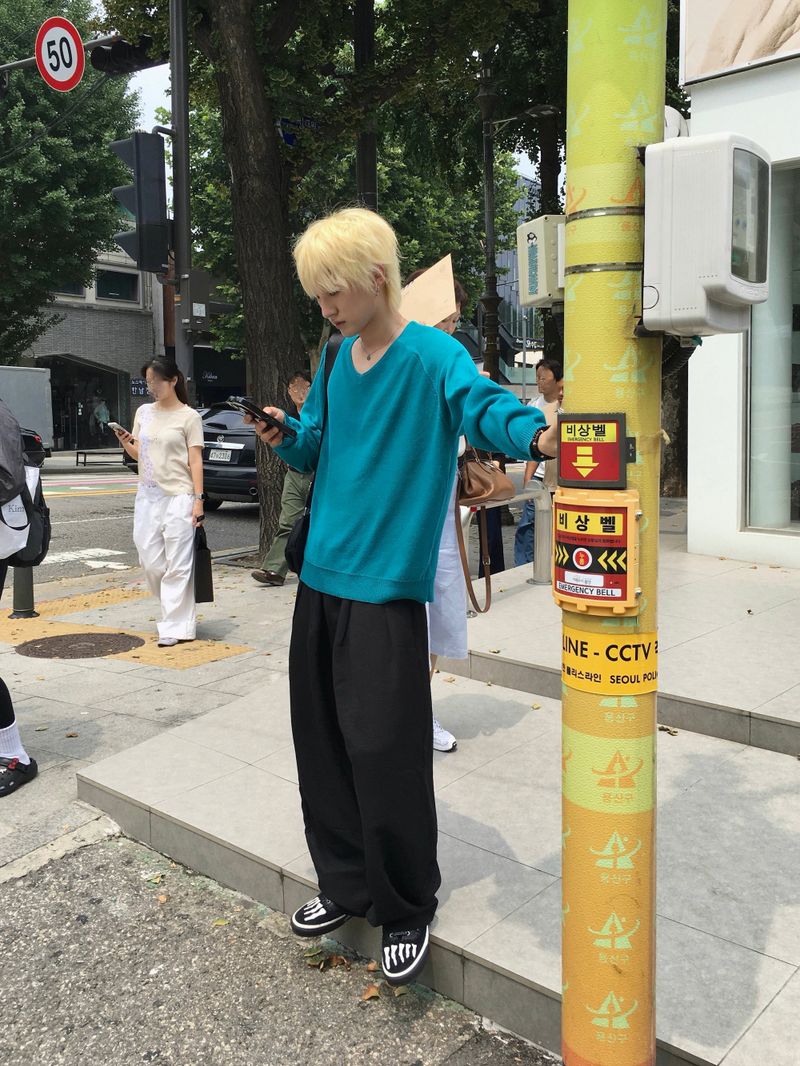 DISCERNMENT(ディサーンメント)の「Cores Linen V-Neck Lightweight Knit 4C(Tops)」