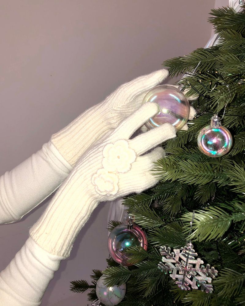 Kai Flower Pendant Finger-Hole Gloves