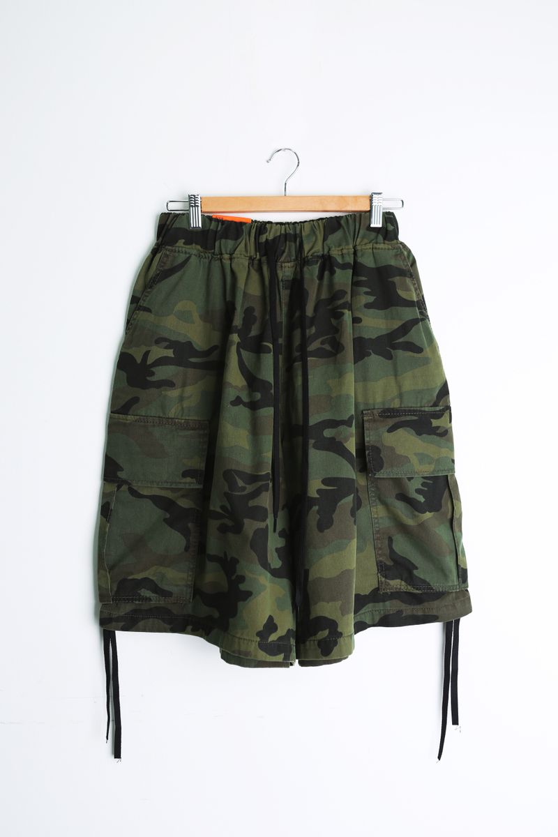 CAMO WIDE BERMUDA CARGO PANTS