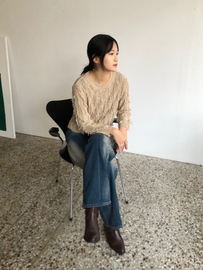 Freewheeling tassel round knit
